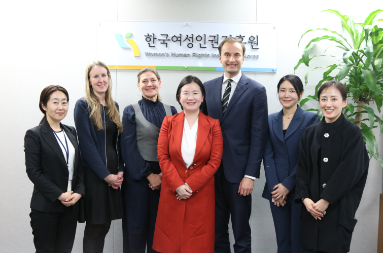 한국여성인권진흥원 신보라 원장 및 직원들과 스웨덴 IRINA SCHOULGIN NYONI 대사와 직원들